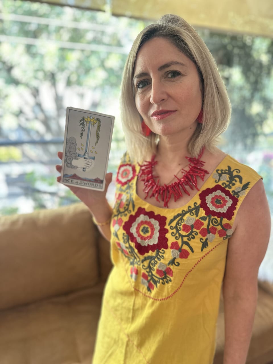 Mujer sosteniendo la carta As de Espadas