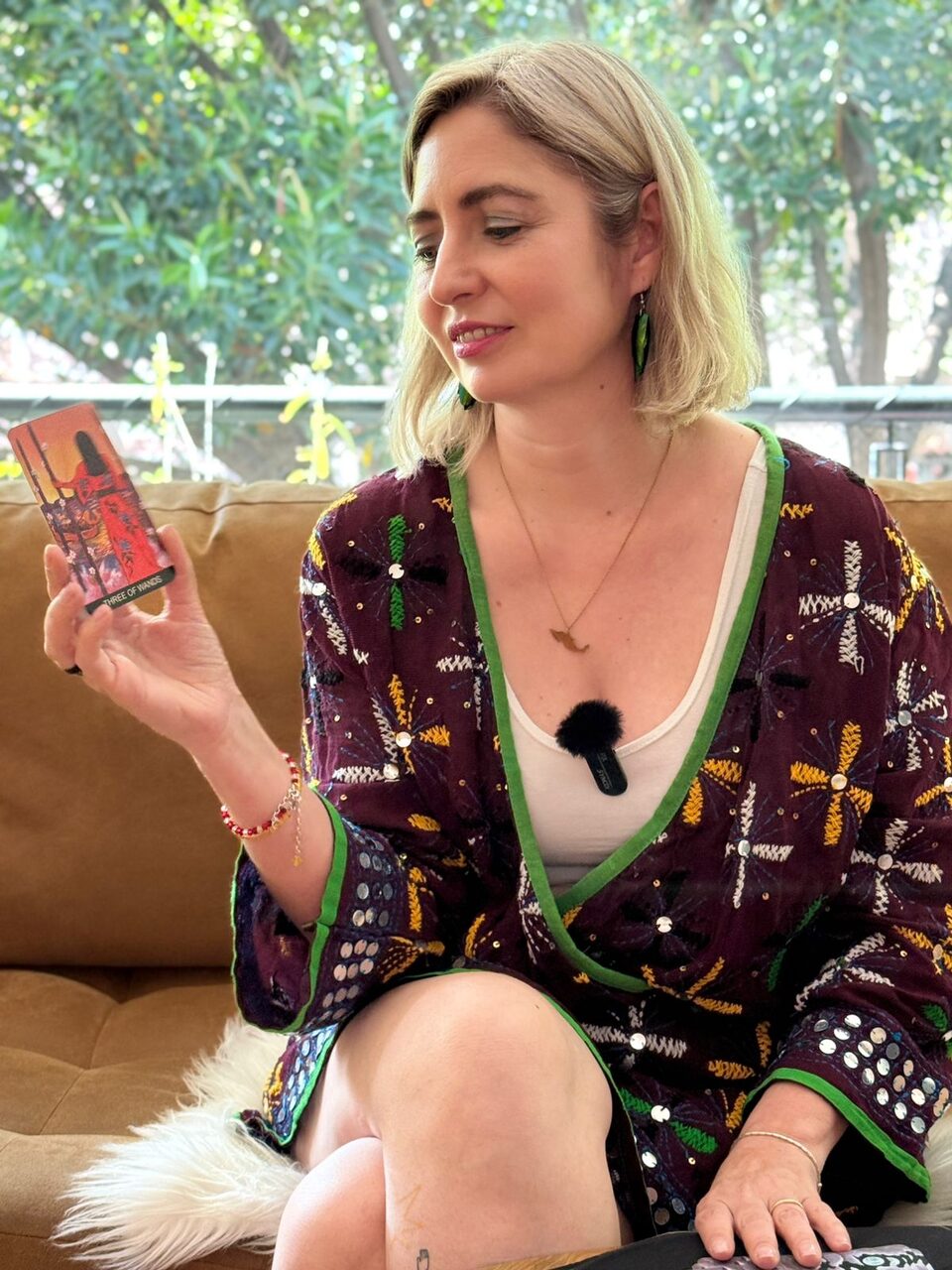 Jimena Herrera sosteniendo una carta de Tarot
